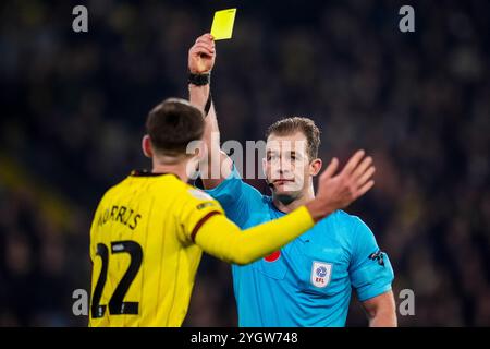 Watford, Royaume-Uni. 08 novembre 2024. WATFORD, ANGLETERRE - 8 NOVEMBRE : L'arbitre Anthony Backhouse montre un carton jaune à James Morris de Watford FC lors du match du Sky Bet Championship entre Watford FC et Oxford United FC à Vicarage Road le 8 novembre 2024 à Watford, Angleterre. (Photo de René Nijhuis/MB Media) crédit : MB Media solutions/Alamy Live News Banque D'Images