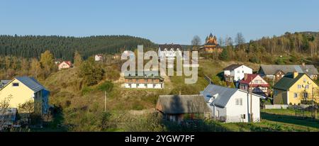 Vue panoramique vers l'église Nicholas de l'extrémité supérieure de la rue Promyslova, Skhidnytsia, Ukraine occidentale. Banque D'Images