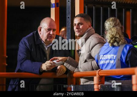 Volendam, pays-Bas. 08 novembre 2024. VOLENDAM, 08-11-2024, stade Kras, football néerlandais, Keuken Kampioen Divisie, saison 2024/2025. Match entre le FC Volendam et le Jong FC Utrecht. Joey Veerman, joueur du PSV, assiste au match de son ancien club et reçoit une note de Jan-Bas Veltman, directeur commercial du FC Volendam. Crédit : Pro Shots/Alamy Live News Banque D'Images