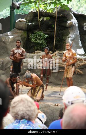 Hommes indigènes australiens pendant la danse cérémonielle, les cérémonies combinent danse, chant, rituels, décorations corporelles et costumes. Banque D'Images