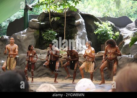 Hommes indigènes australiens pendant la danse cérémonielle, les cérémonies combinent danse, chant, rituels, décorations corporelles et costumes. Banque D'Images