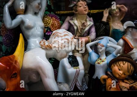 La scène présente un assortiment de figurines en porcelaine disposées étroitement ensemble, mettant en valeur divers styles et personnages. Différents chiffres, y compris Banque D'Images