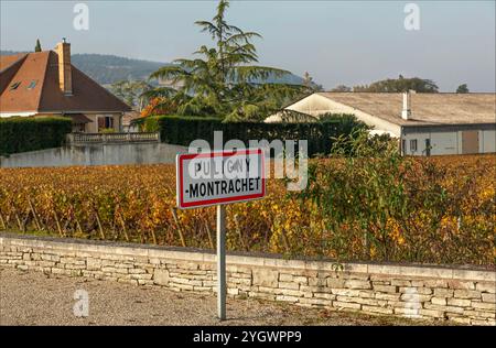 Puligny-Montrachet, Côte d'Or, Bourgogne, France - 24 octobre 2024 - signe sur le bord de la route que vous entrez dans le village de Puligny-Montrachet Banque D'Images