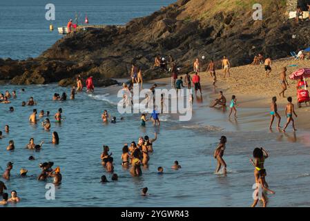 Salvador, Bahia, Brésil - 21 décembre 2019 : vue sur la plage de Porto da Barra bondée de touristes et de baigneurs pendant le coucher du soleil en été de Salv Banque D'Images