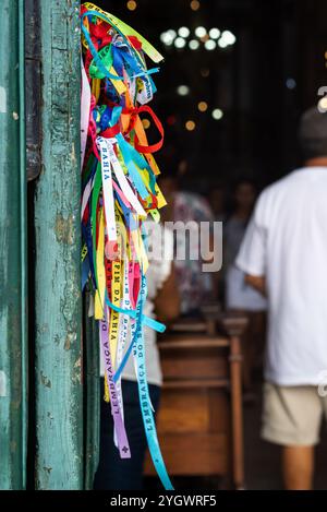 Salvador, Bahia, Brésil - 27 décembre 2019 : vue de rubans colorés attachés à la porte de l'église Senhor do Bonfim dans la ville de Salvador, Bahia. Banque D'Images