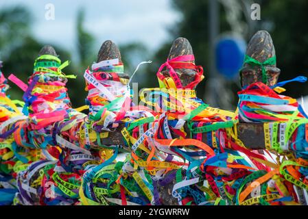 Salvador, Bahia, Brésil - 27 décembre 2019 : plusieurs rubans colorés du souvenir attachés à la clôture de l'église Senhor do Bonfim dans la ville Banque D'Images