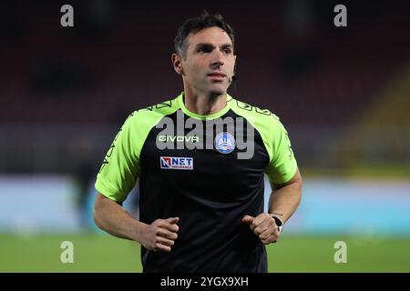 Lecce, Italie. 08 novembre 2024. L'arbitre Juan Luca Sacchi regarde dans le match entre l'US Lecce et l'Empoli FC au stade Ettore Giardiniero - via del Mare à Lecce (Italie), le 8 novembre 2024. Crédit : Insidefoto di andrea staccioli/Alamy Live News Banque D'Images