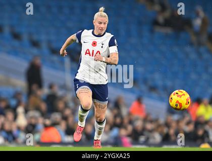 Manchester, Royaume-Uni. 08 novembre 2024. Bethany England de Tottenham Hotspur poursuit le ballon lors du match Barclays Women's Super League Manchester City Women vs Tottenham Hotspur's Women au stade Etihad, Manchester, Royaume-Uni, le 8 novembre 2024 (photo par Cody Froggatt/News images) à Manchester, Royaume-Uni le 11/8/2024. (Photo de Cody Froggatt/News images/Sipa USA) crédit : Sipa USA/Alamy Live News Banque D'Images