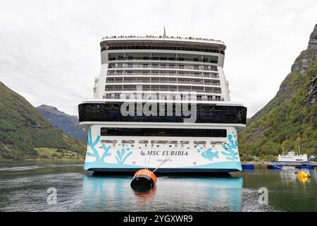 Navire de croisière MSC Euribia dans le port du village norvégien de Geiranger sur Geirangerfjord. MSC Euribia alimenté au gaz naturel liquéfié, Norvège occidentale Banque D'Images