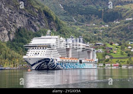 Navire de croisière MSC Euribia dans le port du village norvégien de Geiranger sur Geirangerfjord. MSC Euribia alimenté au gaz naturel liquéfié, Norvège occidentale Banque D'Images