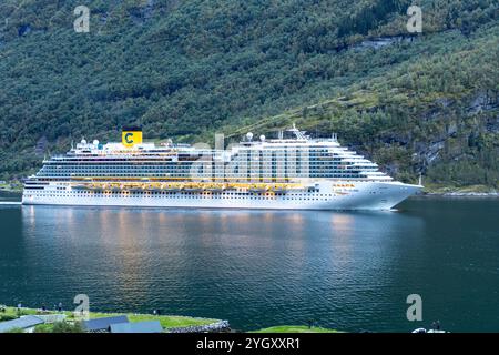 Bateau de croisière Costa Diadema quitte le port de Geiranger et voyage le long du site du patrimoine mondial de l'unesco Geirangerfjord vers les eaux ouvertes, Norvège Banque D'Images