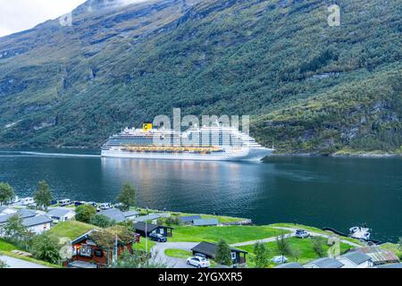 Le bateau de croisière Costa Diadema quitte le port de Geiranger et passe devant l'hôtel Grande fjord et longe le site classé au patrimoine mondial de l'unesco Geirangerfjord Banque D'Images