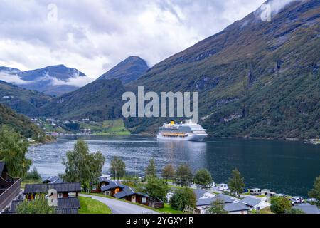 Le bateau de croisière Costa Diadema quitte le port de Geiranger et voyage le long du site classé au patrimoine mondial de l'unesco Geirangerfjord en passant par l'hôtel Grande fjord Banque D'Images