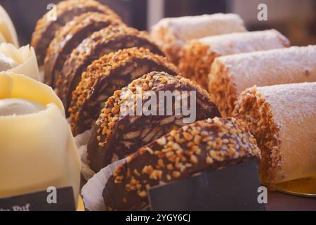 Un assortiment délicieux et séduisant de pâtisseries et chocolats exquis présentés magnifiquement Banque D'Images