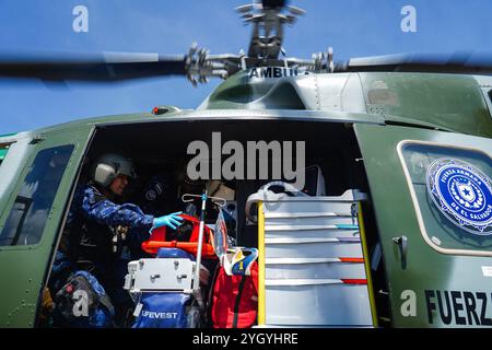 Ilopango, El Salvador. 08 novembre 2024. Les soldats effectuent une simulation MEDEVAC alors qu’ils s’entraînent avant leur déploiement en Haïti dans le cadre d’une mission multinationale de soutien à la sécurité des Nations Unies, à Ilopango. Crédit : SOPA images Limited/Alamy Live News Banque D'Images