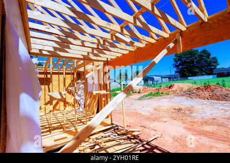 Poutres en bois supportant une structure de toit ouvert intégrée dans un grand cadre pour chantiers de construction Banque D'Images