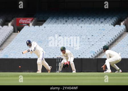 MELBOURNE AUSTRALIE. 9 novembre 2024. Sur la photo : India Mukesh Kumar lors du 2ème test non officiel du match de cricket de la série de test Australia A vs India A au Melbourne Cricket Ground, Melbourne, Australie le 9 novembre 2024. Crédit : Karl Phillipson / Alamy Live News Banque D'Images