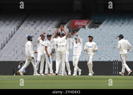 MELBOURNE AUSTRALIE. 9 novembre 2024. L'Inde célèbre après le licenciement de Cameron Bancroft pour no runs lors du 2e test Australie - Inde au Melbourne Cricket Ground, Melbourne, Australie le 9 novembre 2024. Crédit : Karl Phillipson / Alamy Live News Banque D'Images