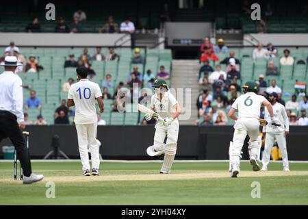 MELBOURNE AUSTRALIE. 9 novembre 2024. Sur la photo : Australie Sam Konstas lors du 2ème test non officiel du match de cricket de la série de test Australie A vs Inde A au Melbourne Cricket Ground, Melbourne, Australie le 9 novembre 2024. Crédit : Karl Phillipson / Alamy Live News Banque D'Images