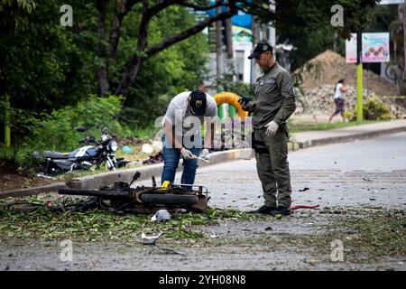 Jamundi, Colombie. 08 novembre 2024. Des membres du groupe criminaliste de la police nationale colombienne recueillent des preuves et sécurisent la zone d'un explosif à distance placé sur un vélo à Jamundi, en Colombie, où 3 bombes à distance ont été déclenchées au cours des dernières 48 heures le 8 novembre 2024. Photo par : Sebastian Marmolejo/long Visual Press crédit : long Visual Press/Alamy Live News Banque D'Images