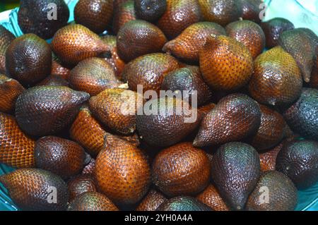 Gros plan de fruits Salak (Salacca/Zalacca) à vendre sur le marché. Salak est un fruit tropical de l'Indonésie Banque D'Images