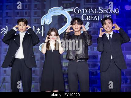 BAE Hyeon-Seong, Han So-Hee, Park Seo-Joon et Lee Moo-Saeng, 25 septembre 2024 : les acteurs (G-d) Bae Hyeon-Seong, Han So-Hee, Park Seo-Joon et Lee Moo-Saeng posent lors d'une conférence de presse de la série originale coréenne de Netflix 'Gyeongseong Creature saison 2' à Séoul, Corée du Sud. Crédit : Lee Jae-won/AFLO/Alamy Live News Banque D'Images