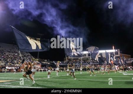 Winston-Salem, Caroline du Nord, États-Unis. 8 novembre 2024. Les cheerleaders de Wake Forest Demon Deacons mènent les joueurs des Wake Forest Demon Deacons sur le terrain avant le match de football NCAA des Wake Forest Demon Deacons contre les Golden Bears de Californie au stade Allegacy de Winston-Salem, Caroline du Nord, le 8 novembre 2024. (Crédit image : © Cory Knowlton/ZUMA Press Wire) USAGE ÉDITORIAL SEULEMENT! Non destiné à UN USAGE commercial ! Crédit : ZUMA Press, Inc/Alamy Live News Banque D'Images