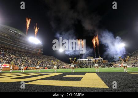 Winston-Salem, Caroline du Nord, États-Unis. 8 novembre 2024. Les cheerleaders de Wake Forest Demon Deacons alignent le terrain avant les Wake Forest Demon Deacons vs le match de football américain California Golden Bears NCAA au stade Allegacy de Winston-Salem, Caroline du Nord, le 8 novembre 2024. (Crédit image : © Cory Knowlton/ZUMA Press Wire) USAGE ÉDITORIAL SEULEMENT! Non destiné à UN USAGE commercial ! Crédit : ZUMA Press, Inc/Alamy Live News Banque D'Images