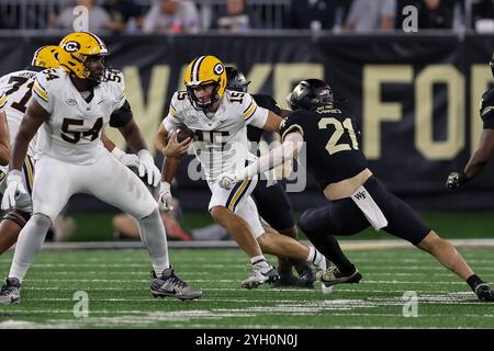 Winston-Salem, Caroline du Nord, États-Unis. 8 novembre 2024. Le quarterback des Golden Bears de Californie FERNANDO MENDOZA (15 ans) dirige le ballon pendant le deuxième quart-temps des Demon Deacons de Wake Forest contre le match de football NCAA des Golden Bears de Californie au stade Allegacy de Winston-Salem, Caroline du Nord, le 8 novembre 2024. (Crédit image : © Cory Knowlton/ZUMA Press Wire) USAGE ÉDITORIAL SEULEMENT! Non destiné à UN USAGE commercial ! Crédit : ZUMA Press, Inc/Alamy Live News Banque D'Images