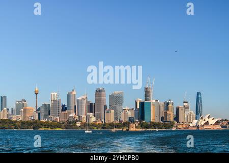 Vue panoramique sur les gratte-ciel de Sydney depuis le ferry à travers la crique par une journée ensoleillée Banque D'Images