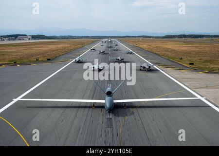 Japon. 31 octobre 2024. Quatre F-16 Fighting Falcons de l'US Air Force, quatre F-35A Lightning II joint Strike Fighters de la Japan Air Self-Defense Force (JASDF), quatre F-2 de la JASDF, un JASDF E-2D Hawkeye, un JASDF RQ-4B Global Hawk, un U.S. Navy C-12 Huron, et un U.S. Navy P-8 Poseidon effectuent une démonstration de capacités d'aile en soutien de Keen Sword 25 à Misawa Air base, Japon, novembre 2024. Les États-Unis sont déterminés à mener des exercices avec nos Alliés et nos partenaires, et nous continuerons à envoyer nos forces militaires les plus avancées dans la région pour s’entraîner aux côtés des forces des Nations partenaires afin d’assurer le Banque D'Images