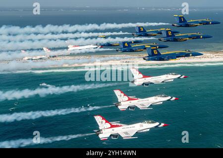 30 octobre 2024 - Pensacola, Floride, États-Unis d'Amérique - L'escadron de démonstration aérienne de l'US Air Force Thunderbirds effectue un survol conjoint avec l'escadron de démonstration de vol de l'US Navy Blue Angels à Pensacola, Floride, octobre 30, 2024. Les Thunderbirds et les Blue Angels ont lancé ensemble l'entraînement de la saison 2024 à El Centro, Calif, et ont conclu la saison avec un rare spectacle aérien commun au NAS Pensacola, démontrant la précision exceptionnelle et le travail d'équipe de chaque équipe de démonstration aérienne de chaque branche. (Crédit image : © Dakota carter/U.S. Air Force/ZUMA Press Wire) À USAGE ÉDITORIAL EXCLUSIF ! Pas pour Commercia Banque D'Images