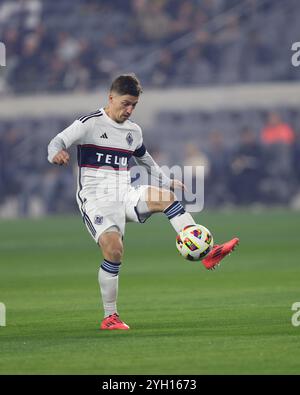 Los Angeles, Californie, États-Unis. 8 novembre 2024. Le milieu de terrain des Whitecaps de Vancouver FC RYAN GAULD (25) contrôle le ballon lors d’un match éliminatoire de la Coupe Audi MLS entre les Whitecaps de Vancouver FC et Los Angeles FC au BMO Stadium de Los Angeles, en Californie. (Crédit image : © Brenton Tse/ZUMA Press Wire) USAGE ÉDITORIAL SEULEMENT! Non destiné à UN USAGE commercial ! Crédit : ZUMA Press, Inc/Alamy Live News Banque D'Images