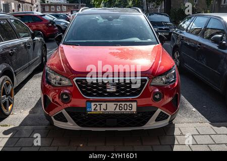 OSTRAVA, TCHÉQUIE - 22 SEPTEMBRE 2023 : Red Seat Arona SUV voiture crossover garée dans la rue, vue de face Banque D'Images