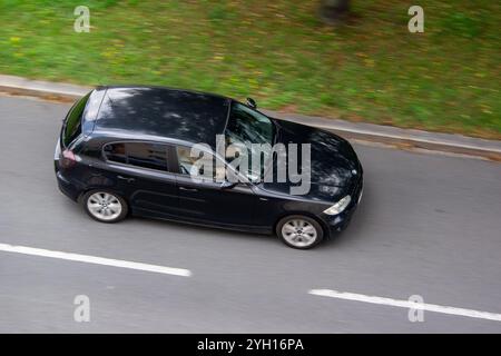 OSTRAVA, TCHÉQUIE - 13 JUILLET 2024 : Black BMW série 1 E87 hatchback avec effet de flou de mouvement Banque D'Images