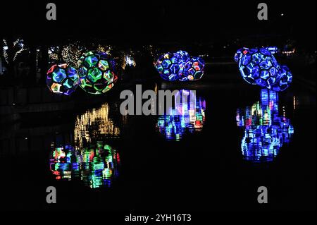 Scottsdale, Arizona, États-Unis. 8 novembre 2024. Canal convergence, un festival annuel qui explore la relation entre la lumière, l'eau, la technologie et l'art, a attiré de grandes foules lors de sa soirée d'ouverture au front de mer de Scottsdale. Situé le long du canal de l'Arizona, l'événement présente des installations à grande échelle et des expositions interactives. L’événement met en avant la durabilité et la créativité, offrant aux visiteurs une expérience immersive et interactive. (Crédit image : © Eduardo Barraza/ZUMA Press Wire) USAGE ÉDITORIAL SEULEMENT! Non destiné à UN USAGE commercial ! Crédit : ZUMA Press, Inc/Alamy Live News Banque D'Images