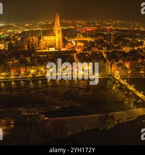 La ville de Ratisbonne, classée au patrimoine mondial, illuminée de façon festive la nuit en hiver Banque D'Images