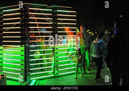 Scottsdale, Arizona, États-Unis. 8 novembre 2024. Canal convergence, un festival annuel qui explore la relation entre la lumière, l'eau, la technologie et l'art, a attiré de grandes foules lors de sa soirée d'ouverture au front de mer de Scottsdale. Situé le long du canal de l'Arizona, l'événement présente des installations à grande échelle et des expositions interactives. L’événement met en avant la durabilité et la créativité, offrant aux visiteurs une expérience immersive et interactive. (Crédit image : © Eduardo Barraza/ZUMA Press Wire) USAGE ÉDITORIAL SEULEMENT! Non destiné à UN USAGE commercial ! Crédit : ZUMA Press, Inc/Alamy Live News Banque D'Images