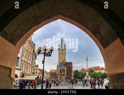 Prague République tchèque - 12 mai. 2023 : la célèbre place Staromestske avec l'ancienne tour de l'hôtel de ville vue depuis une arche. Banque D'Images