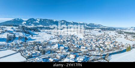 Vue sur la vallée hivernale d'Illertal autour de la station thermale Fischen dans le Haut-Allgäu en Bavière Banque D'Images