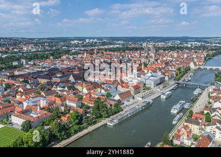 Vue aérienne de la ville de Ratisbonne, classée au patrimoine mondial sur le danube, vue de la ville depuis l'île de Wöhrd Banque D'Images