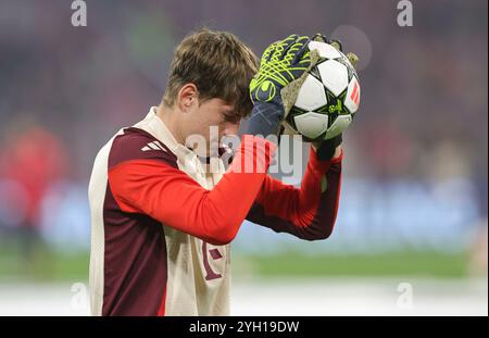 Munich, Deutschland. 06 novembre 2024. firo : 06.11.2024, football, soccer, Ligue des Champions, saison 2024/2025, 4ème journée FC Bayern Munich - Benfica Lisbon, Max Schwitht, FC Bayern Munich, FCB, Munich, demi-chiffre, crédit : dpa/Alamy Live News Banque D'Images
