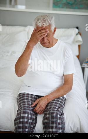 Homme âgé, maux de tête et stress en clinique ou en établissement de vie assistée comme patient avec Alzheimer. Personne âgée, dépression et mémoire à la retraite Banque D'Images