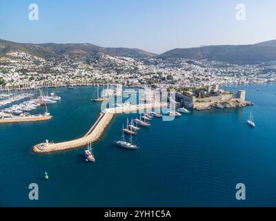 Vue aérienne impressionnante de Bodrum Marina et du château de Bodrum, Turquie Banque D'Images