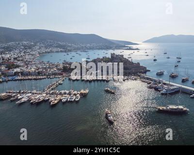 Vue aérienne impressionnante de Bodrum Marina et du château de Bodrum, Turquie Banque D'Images