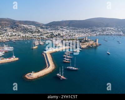 Vue aérienne impressionnante de Bodrum Marina et du château de Bodrum, Turquie Banque D'Images