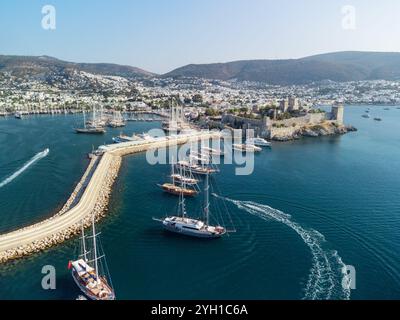 Vue aérienne impressionnante de Bodrum Marina et du château de Bodrum, Turquie Banque D'Images