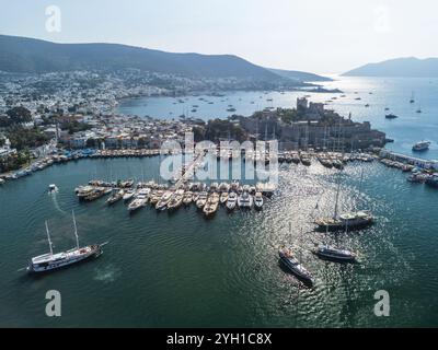 Vue aérienne impressionnante de Bodrum Marina et du château de Bodrum, Turquie Banque D'Images