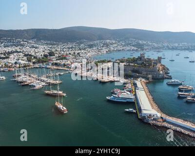 Vue aérienne impressionnante de Bodrum Marina et du château de Bodrum, Turquie Banque D'Images