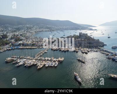 Vue aérienne impressionnante de Bodrum Marina et du château de Bodrum, Turquie Banque D'Images